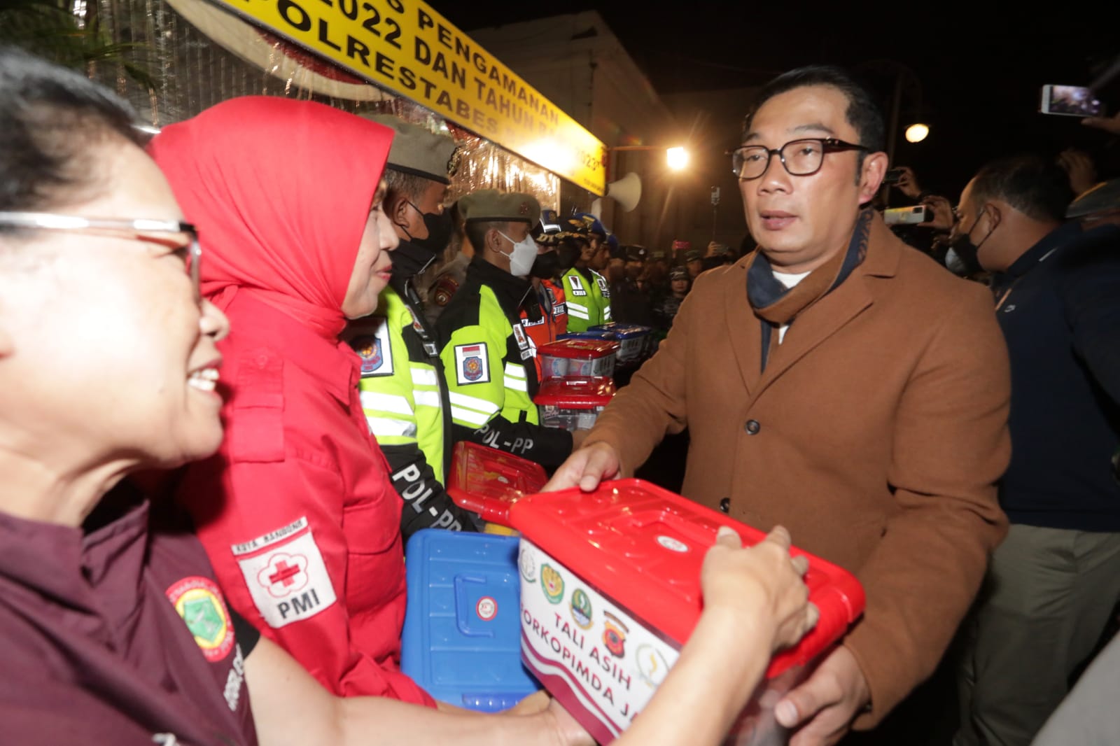 Gubernur Jawa Barat Ridwan Kamil saat memberikan bantuan bagi masyarakat