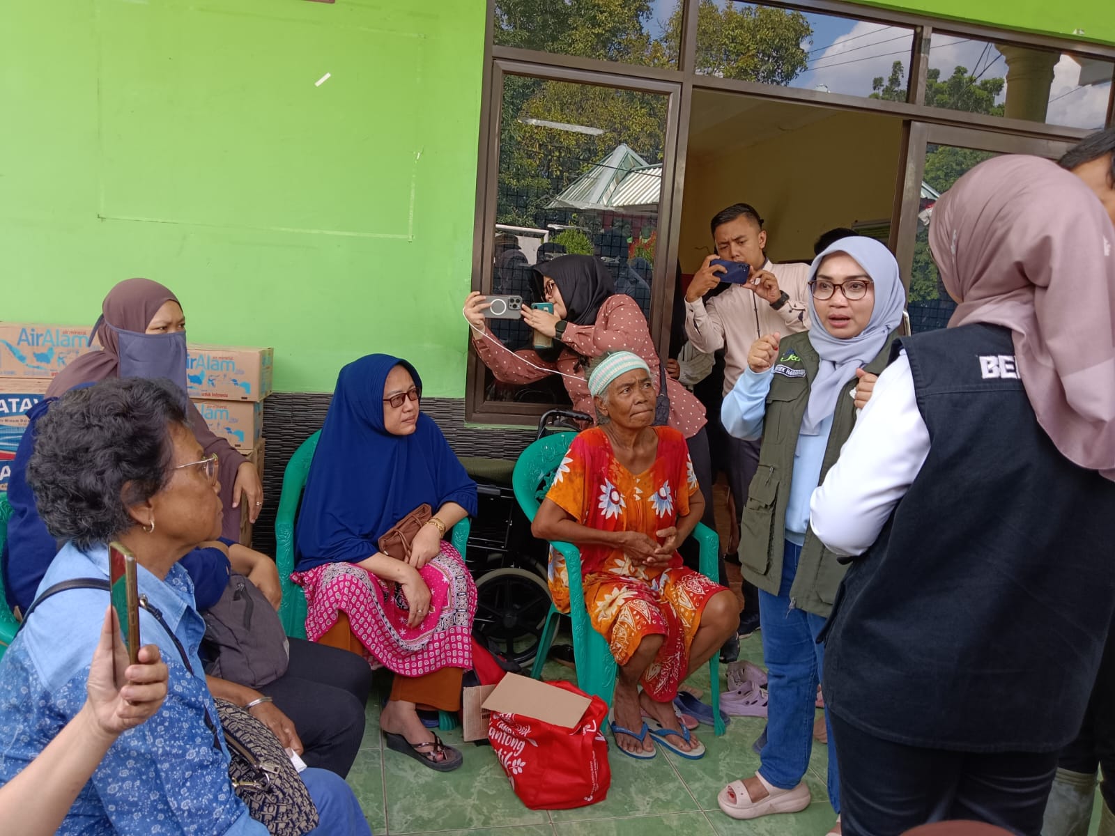 Ibu Walikota Bekasi Berikan Bantuan