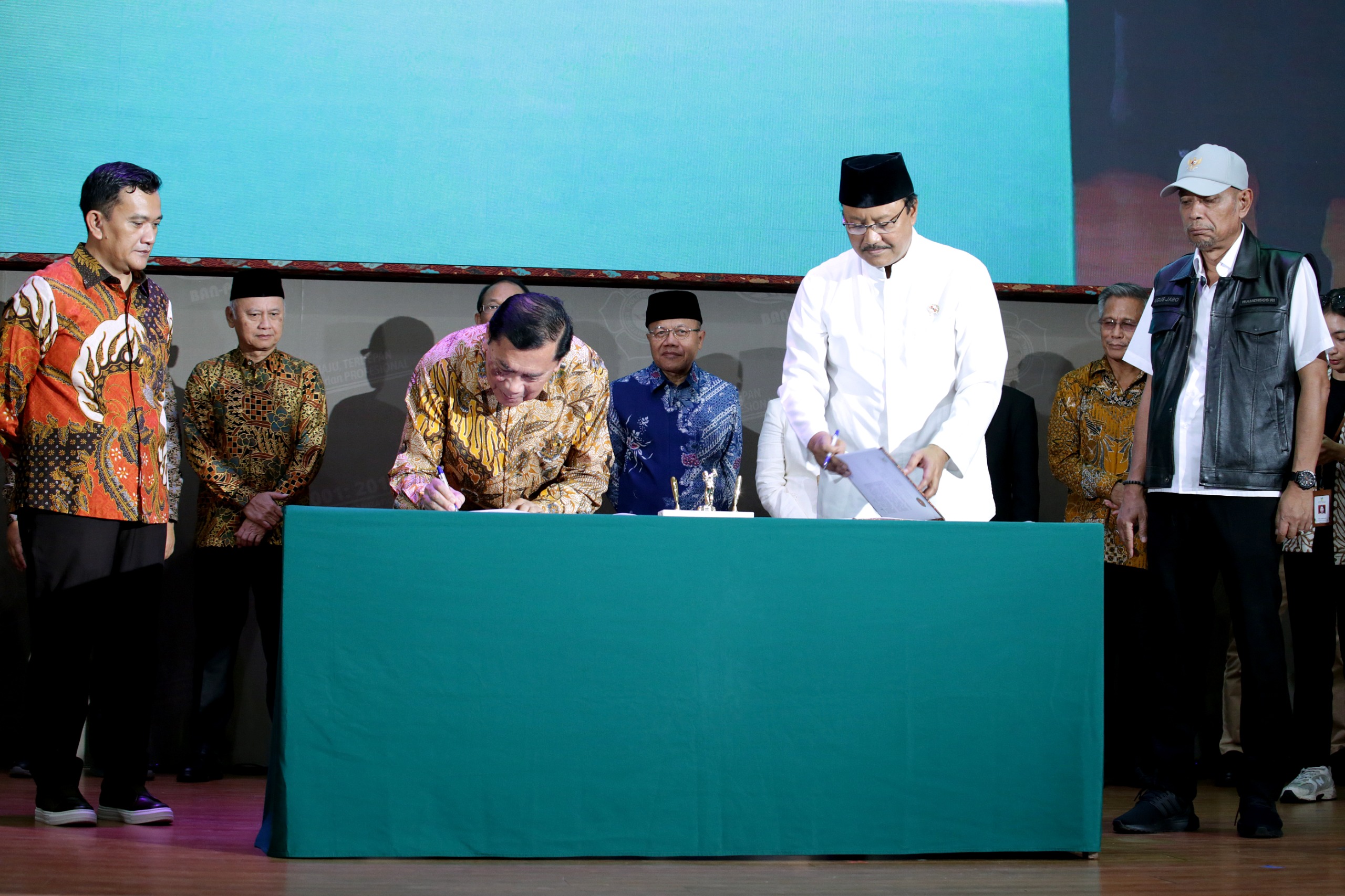 Rektor Ubhara Jaya Irjen.Pol.Purn Prof.Bambang Karsono Menandatangani MoU Bersama Kemensos.foto IST