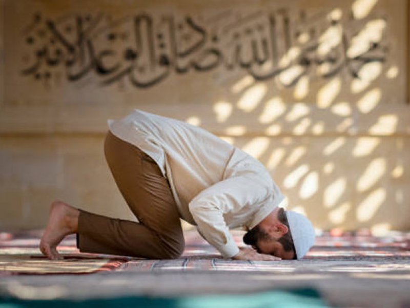 Sujud (foto: Istimewa)